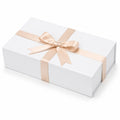 Boîte cadeau 25 x 18 x 8 cm en carton blanc avec ruban satiné champagne
