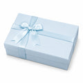Boîte cadeau 30 x 20 x 8 cm en carton bleu clair avec ruban satiné et couvercle