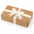 Boîte cadeau rectangulaire 30 x 20 x 10 cm en carton kraft marron avec ruban satin ivoire