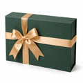 Boîte cadeau rectangulaire 30 x 20 x 12 cm en carton vert foncé avec ruban satin doré